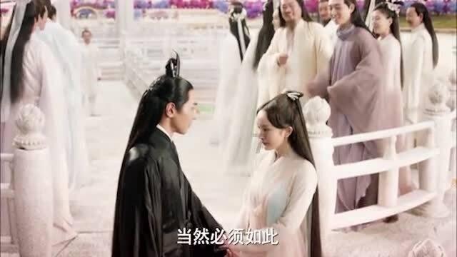 73岁卡米拉身材真垮，查尔斯却笑成小孩，在戴安娜身边从没有过